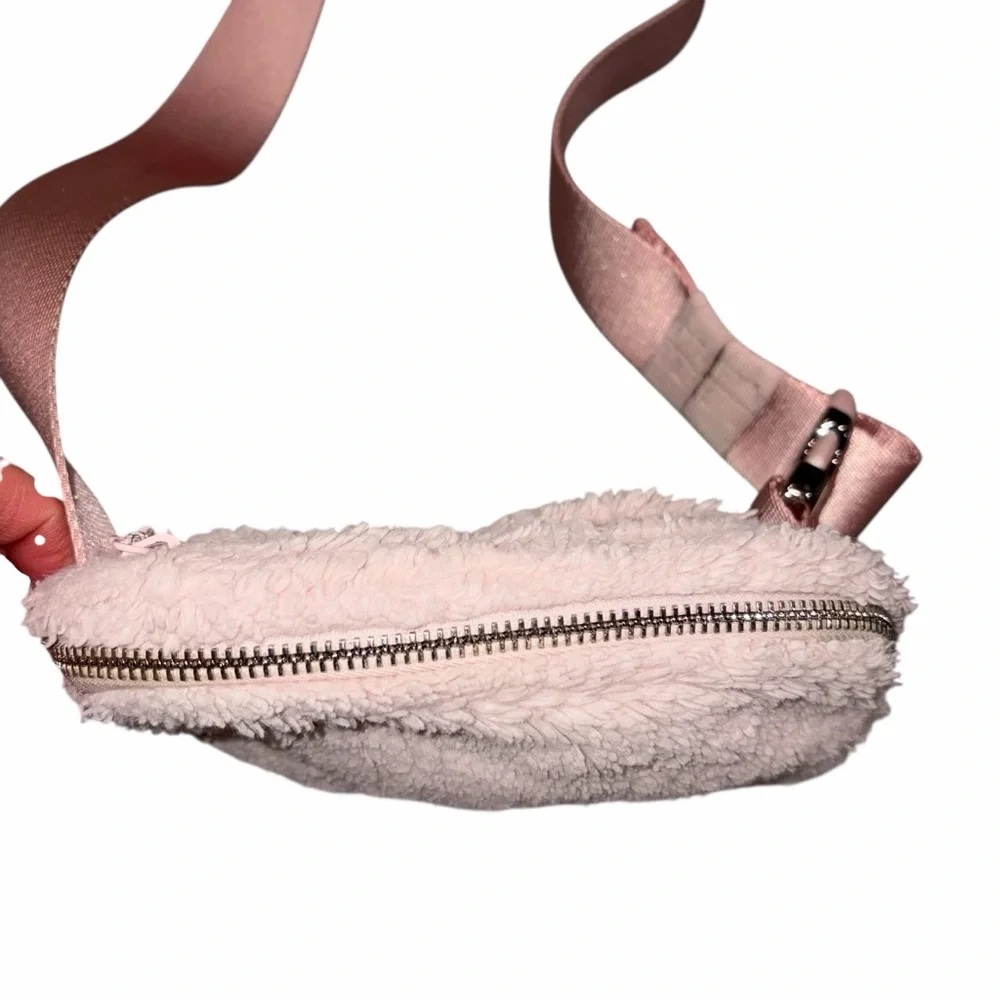 Lululemon Pink Plush Sherpa 1L Everywhere Belt Bag Fanny Pack Waist Pack Bag - Picture 2 of 7